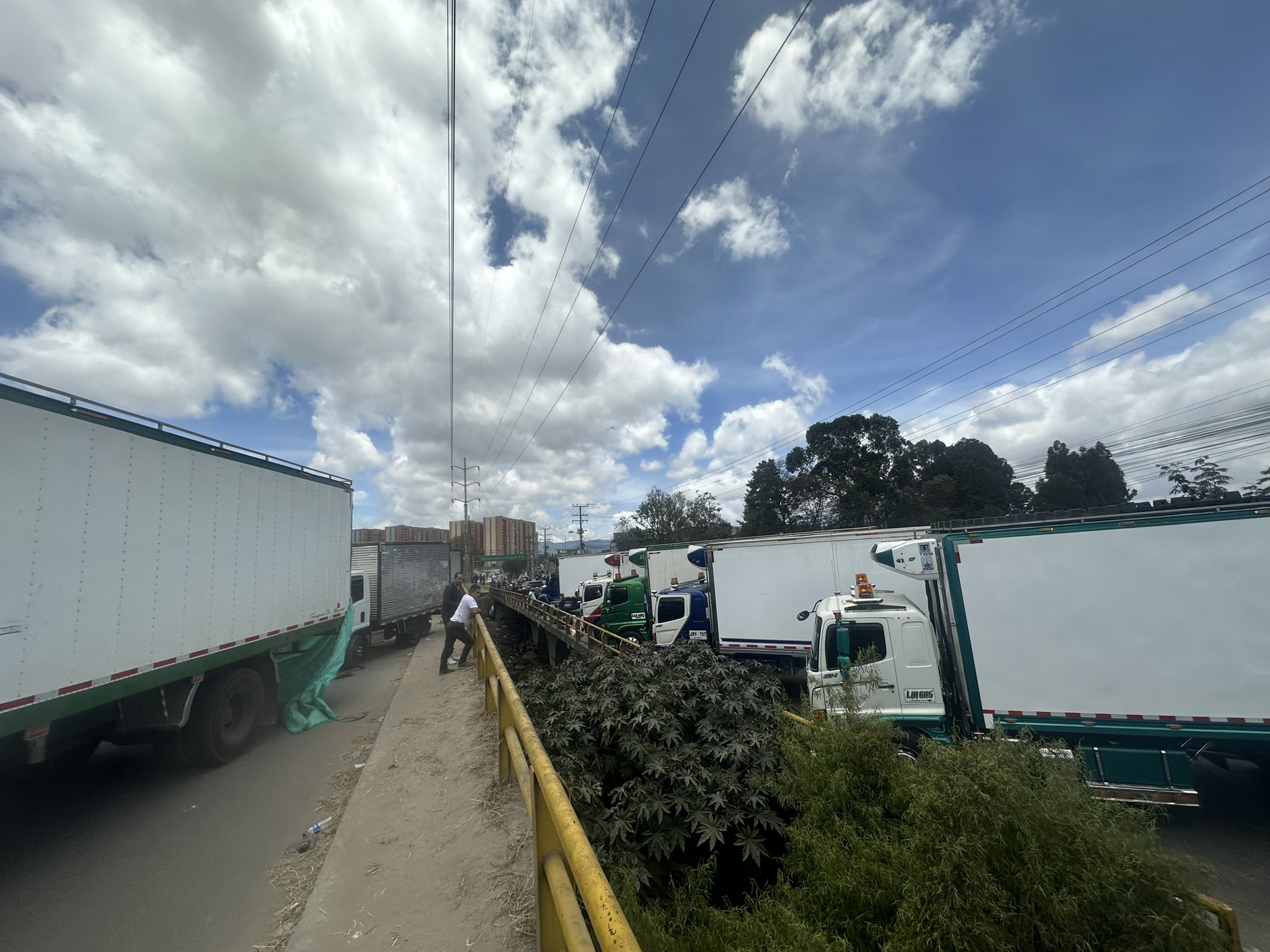 Paro camionero Se mantienen bloqueos en 16 puntos de Bogotá Agenciapi.co